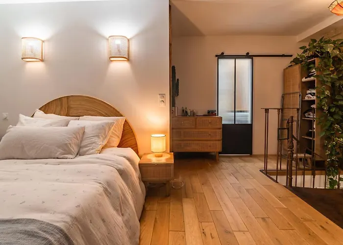 Appartement Duplex D'exception Et Atypique A Montmartre Parijs